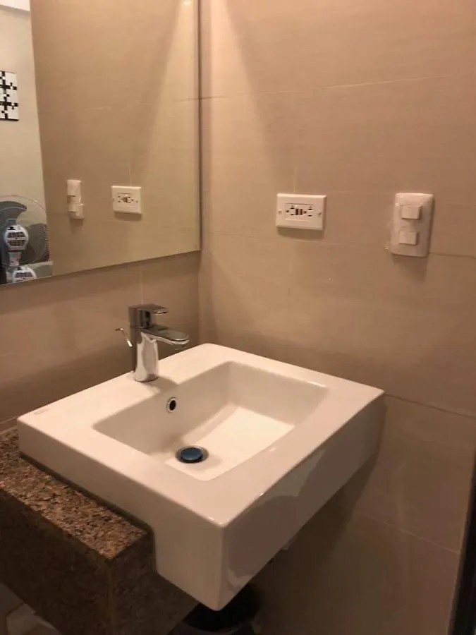 101 Newport Boulevard-Favila Condotel Unit Near Airport Pasay 0*,